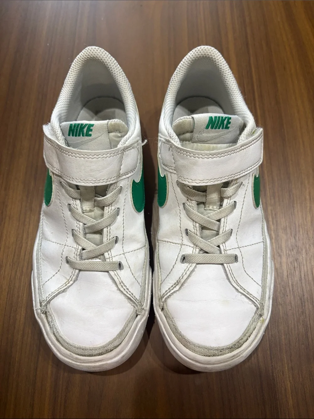 Nike Kids White & Green Low-Top Sneakers with Hook Strap